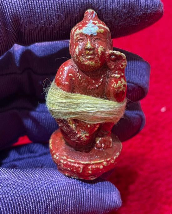 กุมารแดงแรงฤทธิ์พิชิตความจน รุ่นกวาดทรัพย์มหาเฮง หลวงพ่อสาย วัดนามวิจิตร จ.ศรีสะเกษ ปี 2545