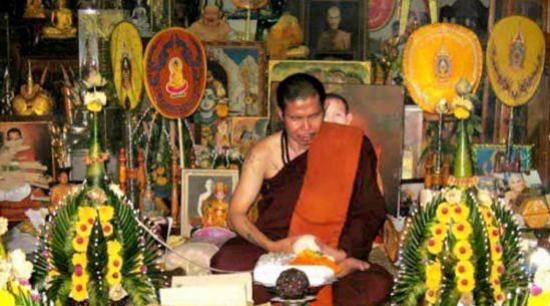 หุ่นพยนต์ ครูบาเทพธรรมรังสี (หลวงพ่อรวย) วัดถ้ำมังกรทอง จ.นครราชสีมา